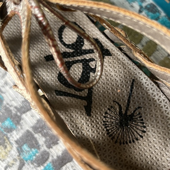 OTBT woman’s size 10 pewter wedge sandals - Picture 7 of 8